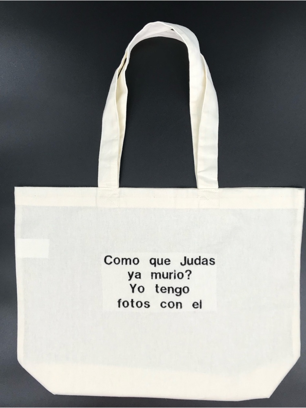 Como Que Judas Murio? You Tengo Photos Con El Embroidered Cotton Tote Bag